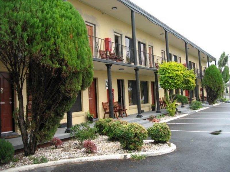Country Plaza Motel